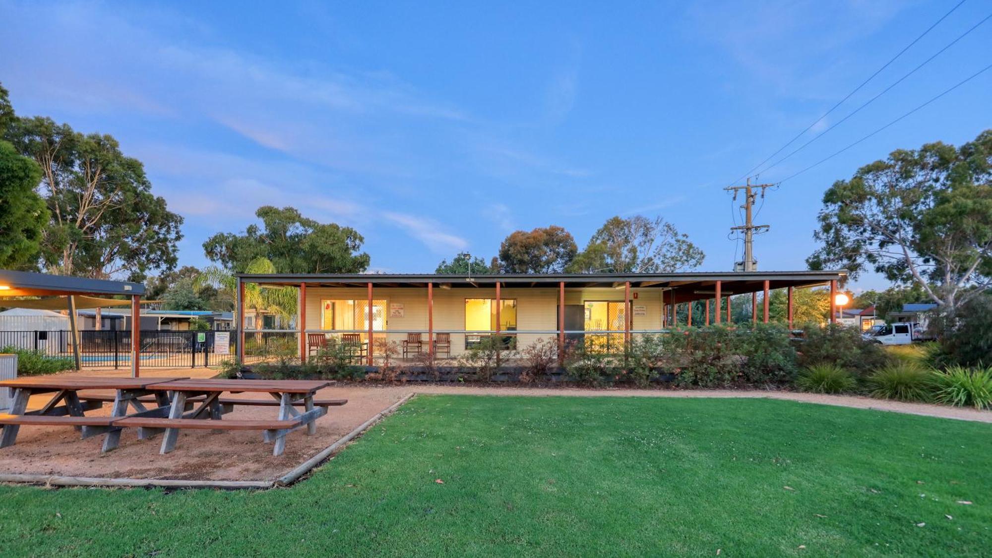 Yarrawonga Riverlands Tourist Park Bagian luar foto